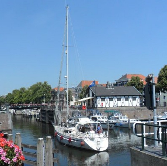 Engels zeiljacht vaart de Lingehaven in