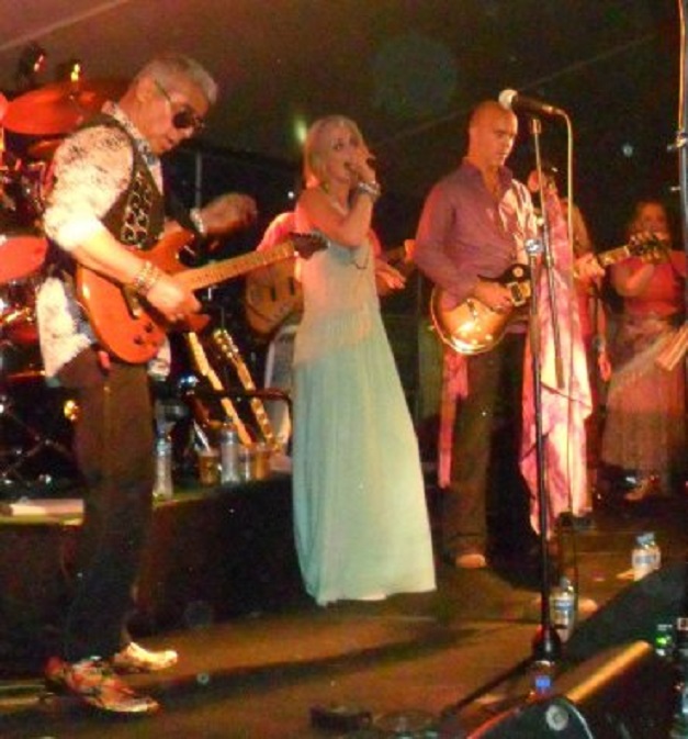 Ans' dochter Barbara in de gelegenheidsband Ficky Stingers op het Hippiefestival. Links op gitaar Walter de Lima.