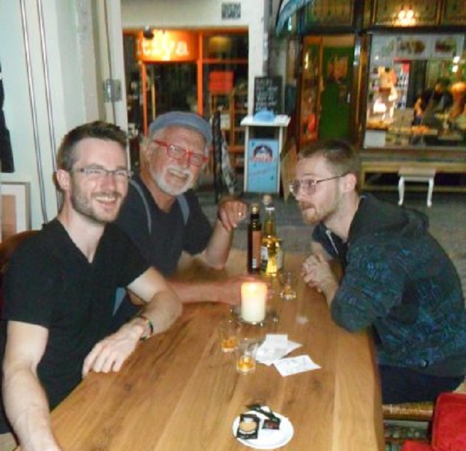 Met Rommert (l) en Bas bij Grieks restaurant 'Sirtaki' in de Servetstraat in Utrecht