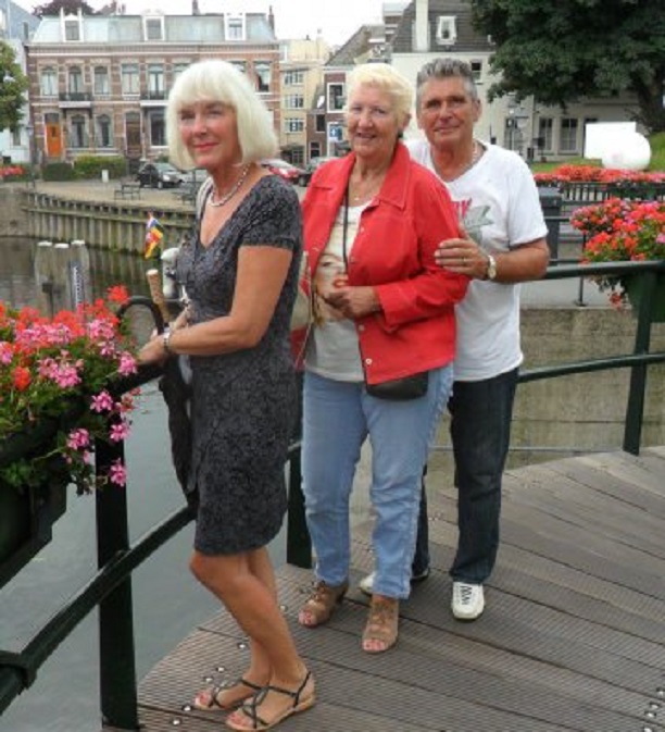 Ans met Diana en Jaap op het voetgangersbrugje om ons appartement