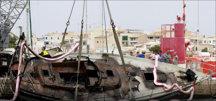 Het uitgebrande zeiljacht 'Dwarskop' in Mallorca