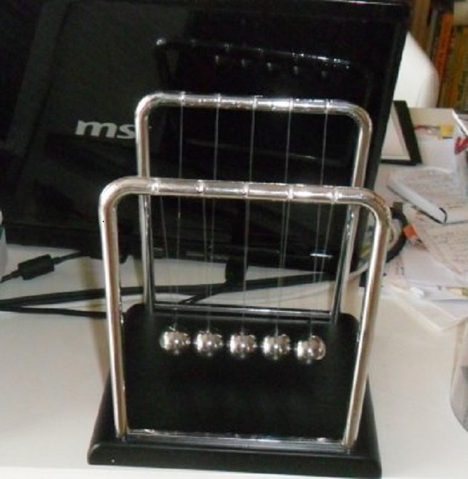 De Wieg van Newton op mijn bureau