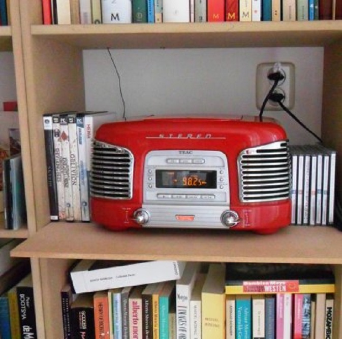 De TEAC SL D90 retro radio/CD-speler op zijn nieuwe plek in mijn studeerkamer
