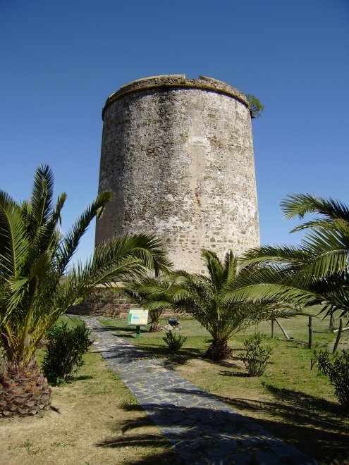 De Torre Canela op Isla Canela ofwel Kaneeleiland, onderdeel van de 17e eeuwse kustverdedigingswerken