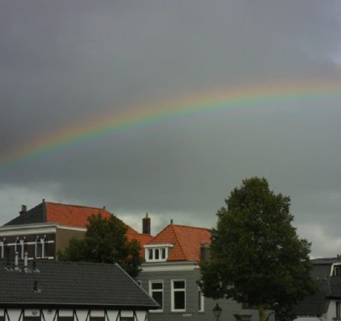 Regenboog over de daken van de huizen aan de Kriekenmarkt
