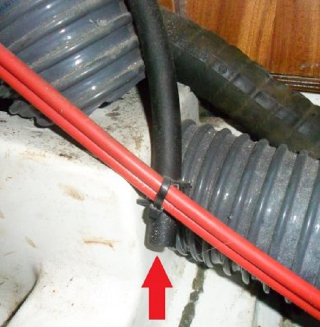 De zwarte slang bij de pijl komt van de kop van de beluchter af