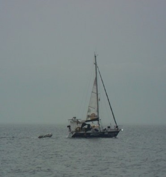 We passeren de 'Symina' van de Turkse solo-zeilster