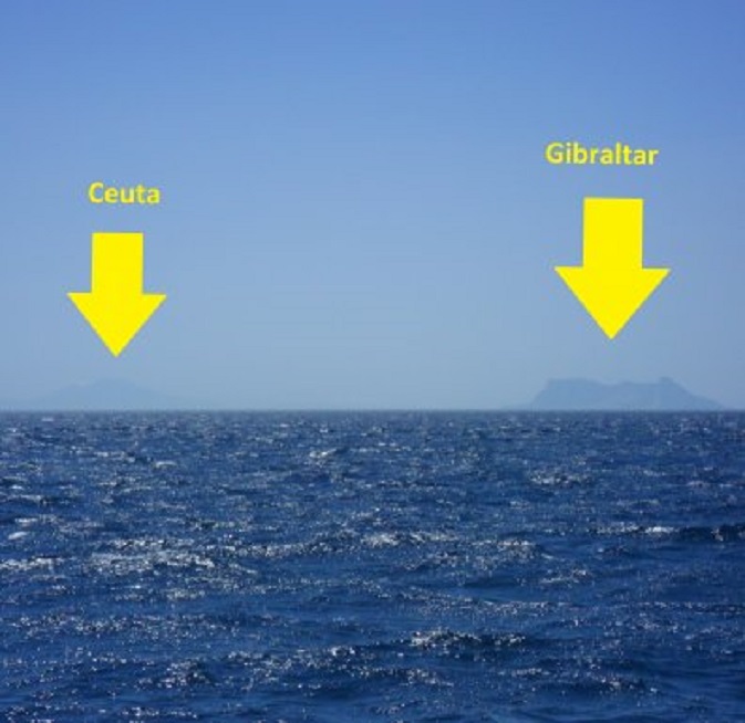 De Zuilen van Hercules vanuit het noordoosten op 20 zeemijlen afstand