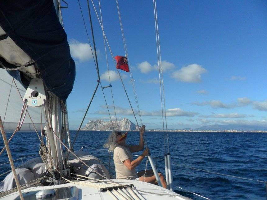 Op een mijl of zeven de fameuze Rots van Gibraltar. Ans hijst het Britse gastenvlaggetje