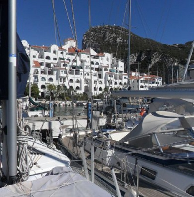 De Rots van Gibraltar vanaf ons voordek. Gisteren waren we boven en maakte ik een foto in omgekeerde richting