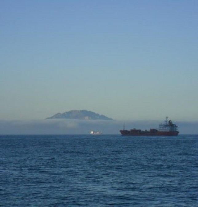 Mistbank bij Ceuta, de Afrikaanse Zuil van Hercules