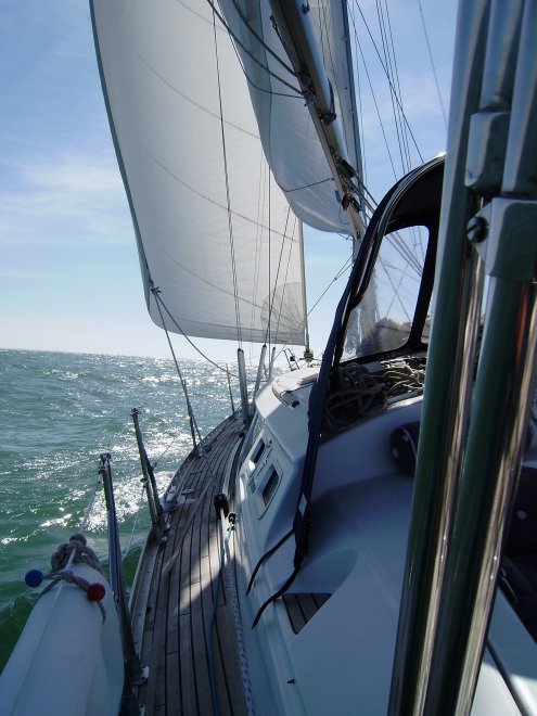 Met ruime wind zeilen we vandaag over een ongemakkelijke, holle zee langs de Spaanse zuidwestkust kust naar Cádiz.