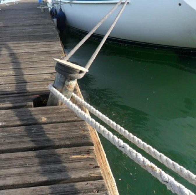 De afgebroken bolder op de steiger tussen 'Tartaan' en ons