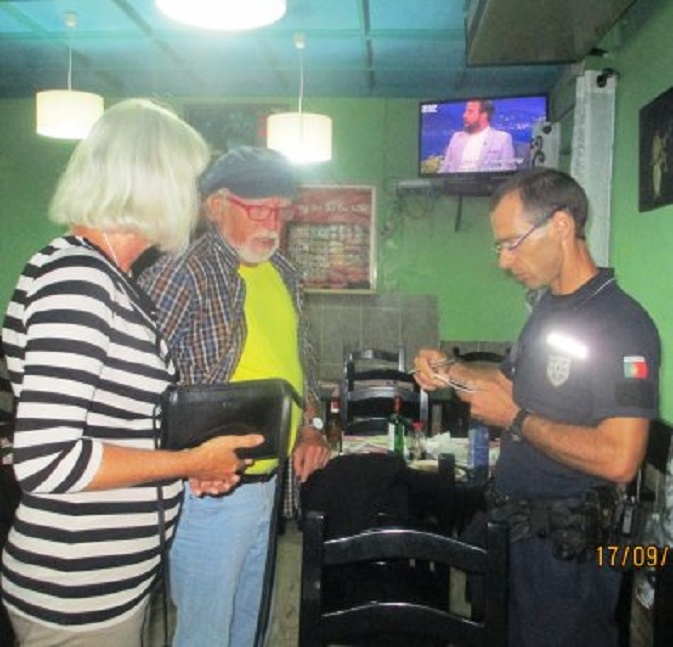 De politie neemt het verhaal van de diefstal op. In haar hand heeft Ans het bewuste tasje, waar haar portemonnee in zat (foto Ineke Kambier van de 'Tartaan')