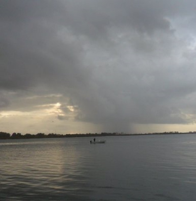 Een regenbui op de Spaanse oever