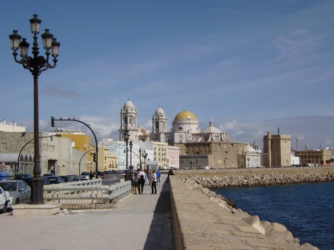 Wandeling door het mooie Cádiz. De Nuevo Catedral, een imposante barokkerk uit de 18e eeuw aan zee, aan de westkant van de stad.