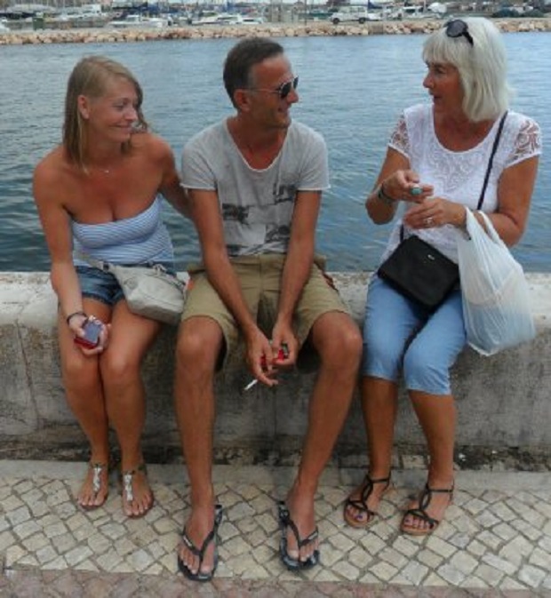 Ans met haar zoon Derrick en zijn vriendin Nicky op de boulevard in Lagos