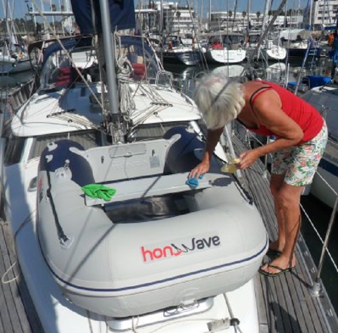 Vanmorgen maken we het bijbootje schoon en bergen het op
