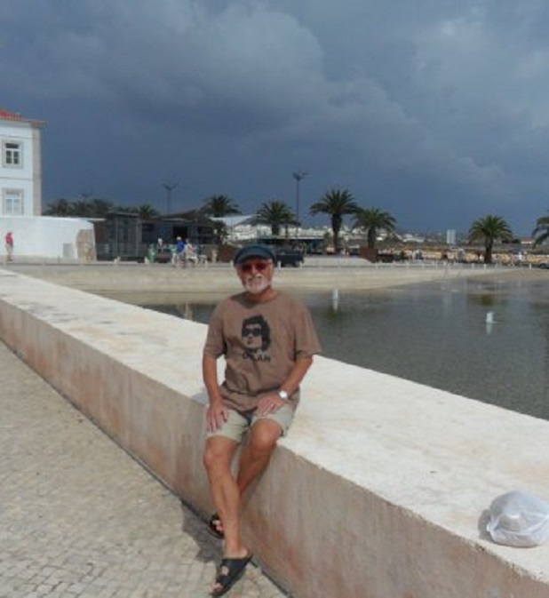 In het noorden komt een donkere buienwolk op. NB, let op het Bob Dylan t-shirt