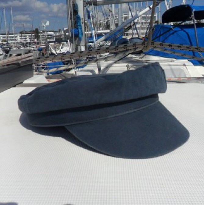 Een simpele blauwe pet, helemáál geen Duitse pet