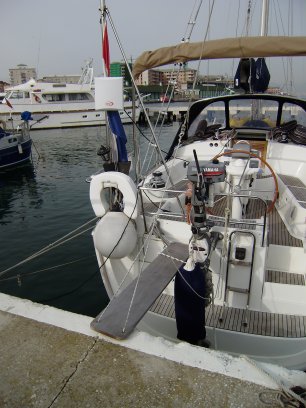 Gibraltar, Marina Bay. De loopplank die ik improviseerde