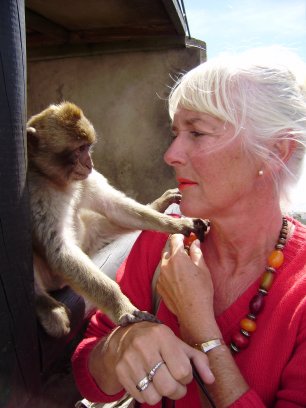 Dit aapje op de Rots van Gibraltar vond de nieuwe ketting van Ans ook mooi!