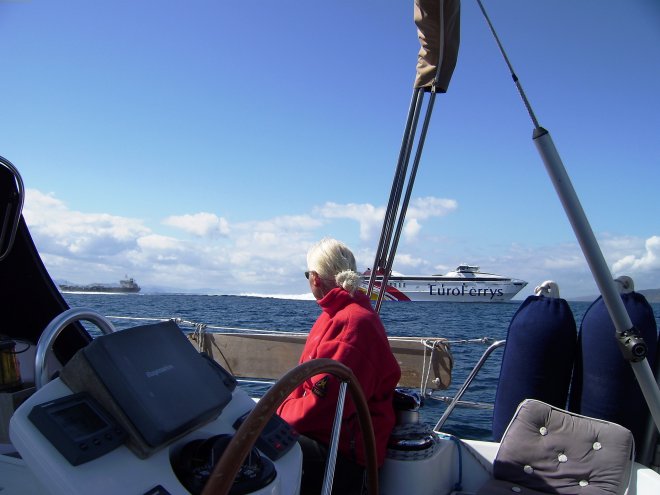 Oversteek naar Ceuta. Zeeschepen en ferry´s passeren voortdurend