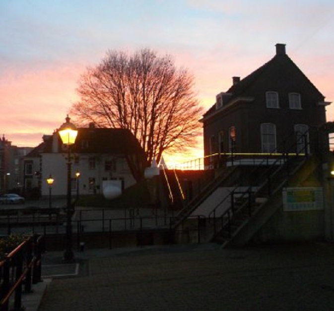 Zonsopgang over de Altenawal. Op de plaats van de grote es stond oliemolen De Eendracht
