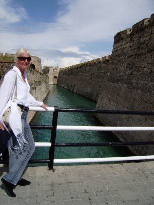 Ans bij de Fossa, de ondiepe kreek die van Ceuta een eiland maakt. Aan beide zijden zijn hoge vestingwallen, bastions en ravelijnen