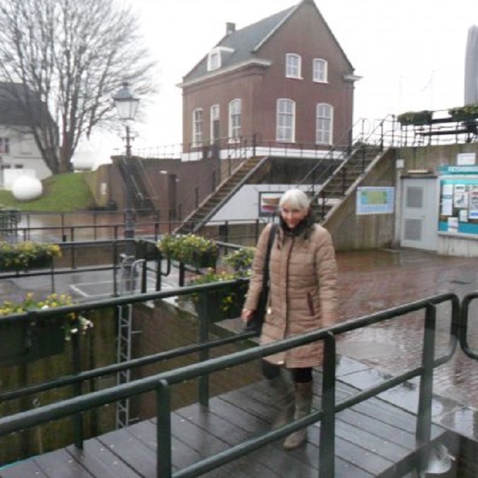 Ans keert huiswaarts in regen en wind.