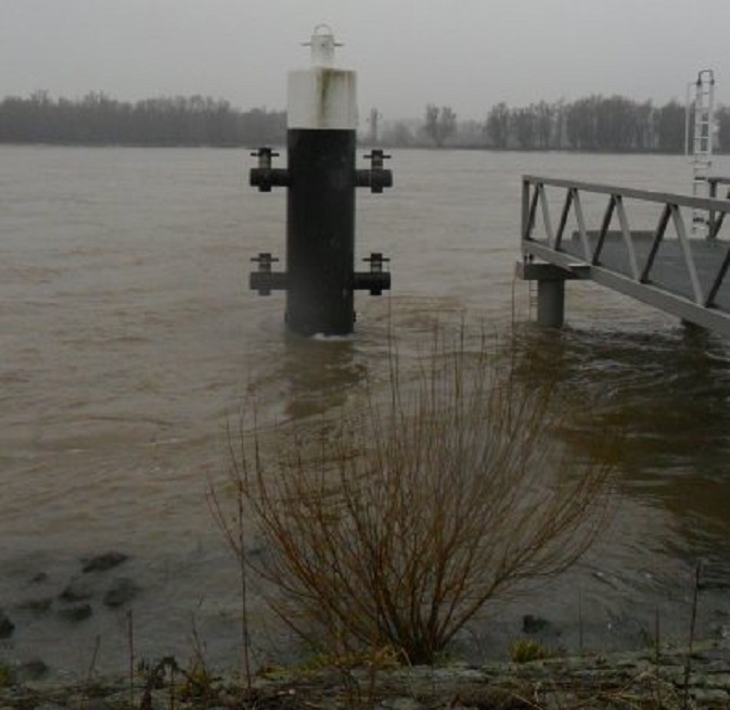 De Merwede kolkt om de meerpalen op Buiten de Waterpoort