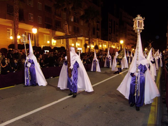 Ceuta, Spektakel in een christelijke enclave. Ieder jaar met Pasen trekt de Semana Santa processie door de hoofdstraat van de oude stad.