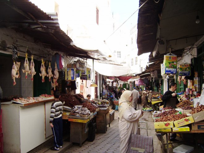 Tetouan, Marokko. In de oude Medina brengen we uren door. Links hangt een rijtje slachtkippen met de koppen er nog aan