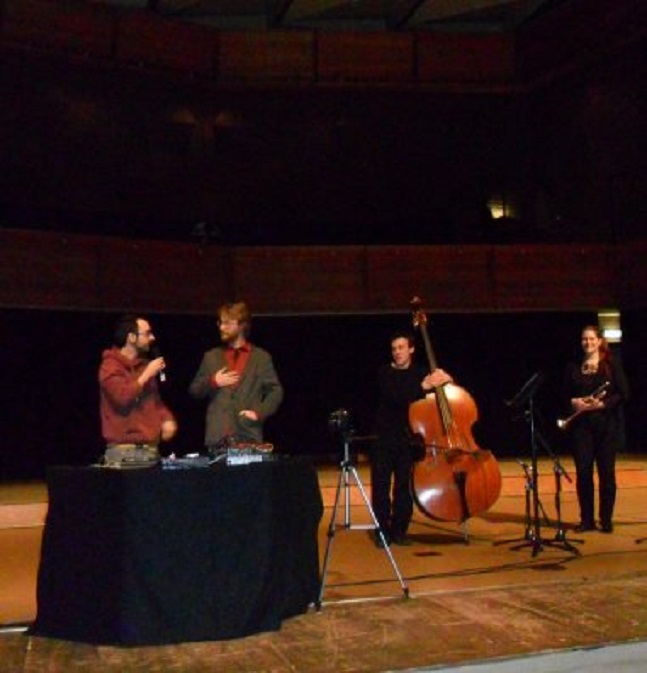Bas (2e van links) wordt na de uitvoering van zijn 'Signals' geïnterviewd. Rechts de beide musici