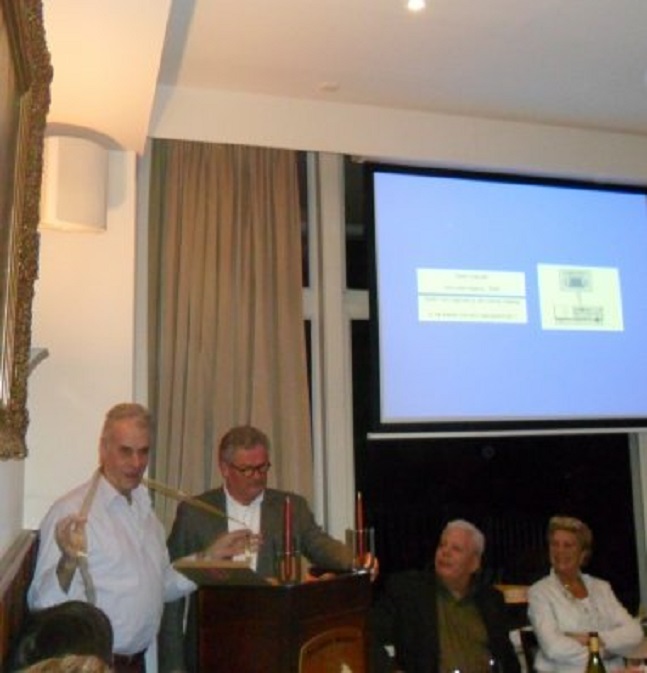 KNAKE-vergadering. Oud-voorzitter Ed Braad wordt benoemd tot ere-voorzitter