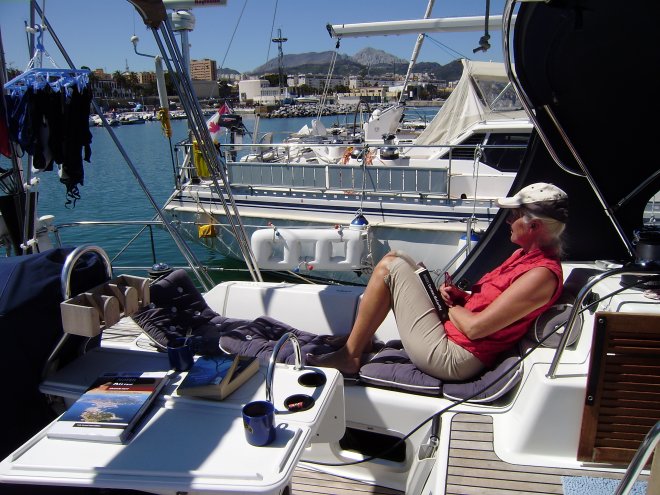 Ceuta. Mooi weer. We luieren en lezen de hele dag op ons gemak in de kuip in de voorjaarszon
