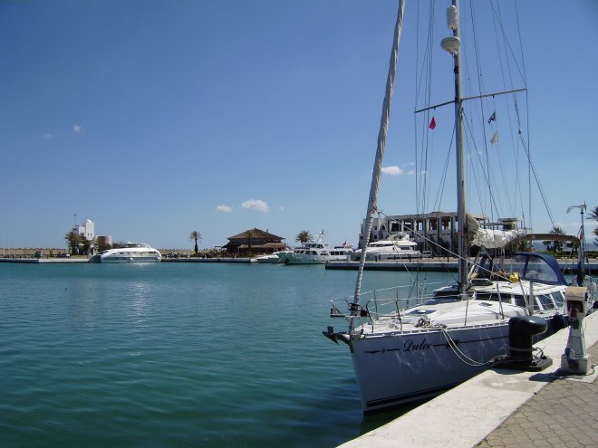 Marina Smir, Marokko. We zijn het enige schip in de jachthaven en mogen luxe langs de kade liggen