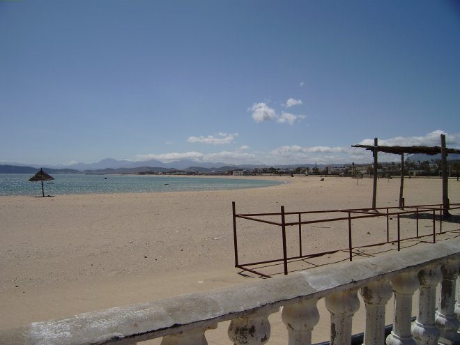 Het lege strand van Smir, naast de jachthaven, de dag voor ons vertrek uit Marokko. Geen toerist te bekennen.