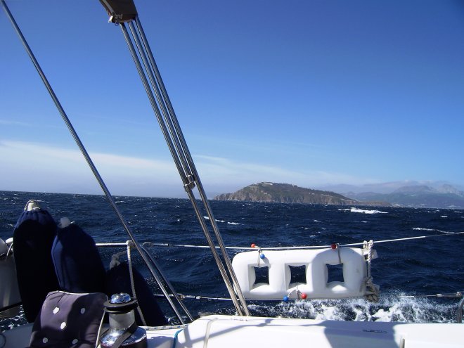 Monte Hacho op de achtergrond. We willen de Straat van Gibraltar oversteken. Een kwartier later hebben we meer dan 40 knopen wind en keren terug