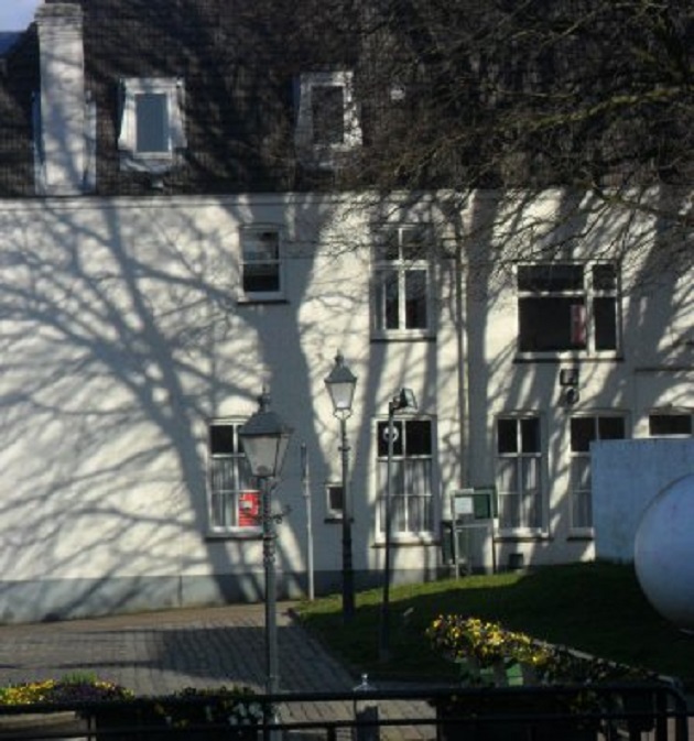 De laagstaande zon tovert aan het eind van de middag een mooi patroon op de muur van het huis tegenover ons op de Altenawal