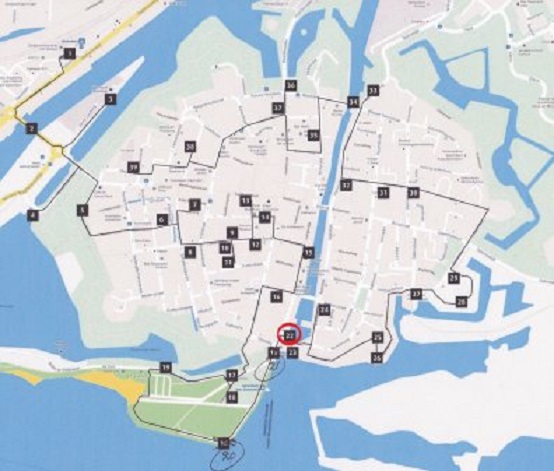De nieuwe plattegrond van de Gorcumse Poëzieroute. In het rode cirkeltje nummer 22, het gedichtfragment van Jozef Eijckmans op ons huis