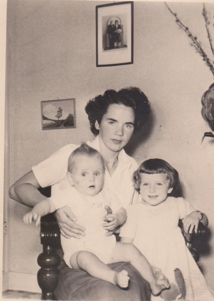 Areke Steers - de Zeeuw (1919 - 2015) met haar kinderen Ans en Cees.