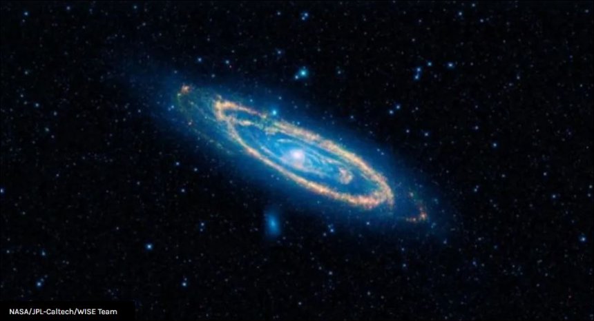 Opname (in kunstmatige kleuren) door de WISE-satelliet van de mid-infrarode straling van een sterrenstelsel in Andromeda