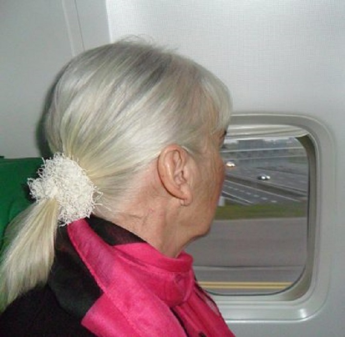 Schiphol. Een kwartier taxieën naar de startbaan. We passeren een snelweg