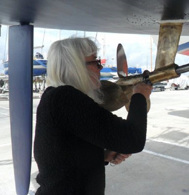 Pulken aan de touwflosjes die vast zitten in de schroefaskoker