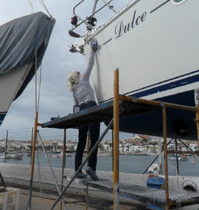 Vandaag zetten we het vrijboord aan bakboordszijde in de was.