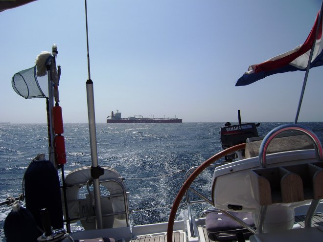 De oversteek van de Straat van Gibraltar. Een grote Sonatrach-tanker wijzigt voor ons zijn koers om achter ons langs te varen
