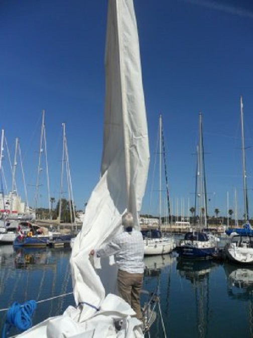 Vanmorgen vroeg hijsen we de genua.