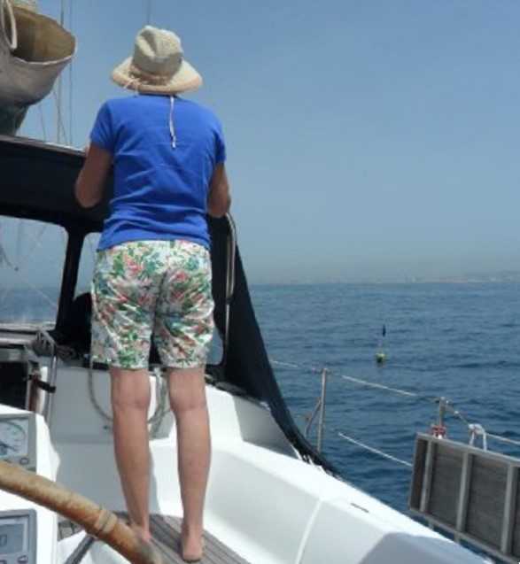 Ans op de uitkijk naar vissersboeitjes. Rechts van haar zie je er een.