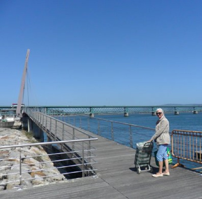 De voetgangers-tuibrug over de haveningang (links) Op de achtergond de Ponte de Lima ofwel de Ponte Eiffel